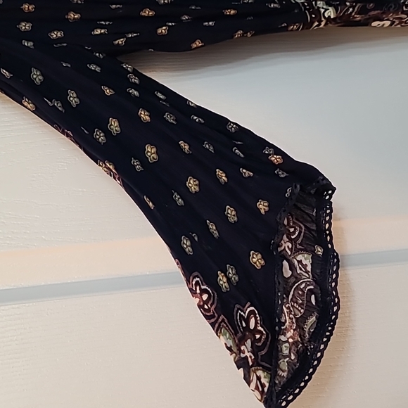 NWT Bluenotes cold shoulder bohemian top - Picture 2 of 7